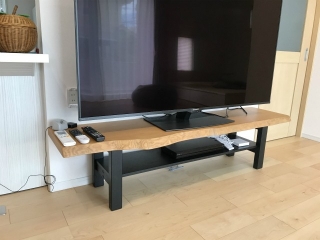 三条市のＭ様邸へ160幅北海道産ニレ材特注ダイニングテーブル・180幅タモ材テレビボードをお届けしました！