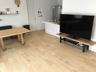 三条市のＭ様邸へ160幅北海道産ニレ材特注ダイニングテーブル・180幅タモ材テレビボードをお届けしました！