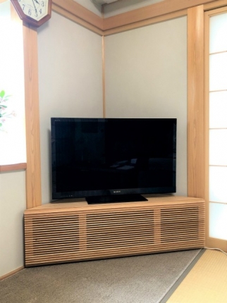 新発田市のＨ様邸へ130幅ナラ材コーナーＴＶボードをお届けしました！