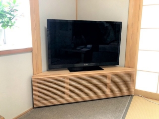 新発田市のＨ様邸へ130幅ナラ材コーナーＴＶボードをお届けしました！