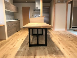 三条市のＴ様邸へ167幅一枚板栓材ダイニングテーブルをお届けしました！