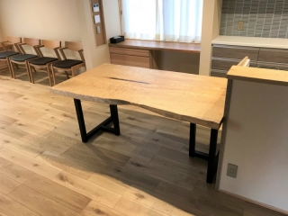三条市のＴ様邸へ167幅一枚板栓材ダイニングテーブルをお届けしました！