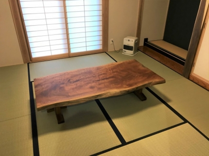 阿賀野市のＫ様邸へ167幅一枚板タブノキ材フロアテーブルをお届けしました！