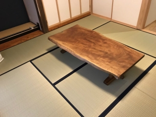 阿賀野市のＫ様邸へ167幅一枚板タブノキ材フロアテーブルをお届けしました！