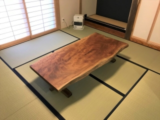 阿賀野市のＫ様邸へ167幅一枚板タブノキ材フロアテーブルをお届けしました！