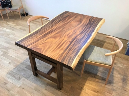 新潟市のＡ様邸へ166幅一枚板モンキーポット材ダイニングテーブルをお届けしました！
