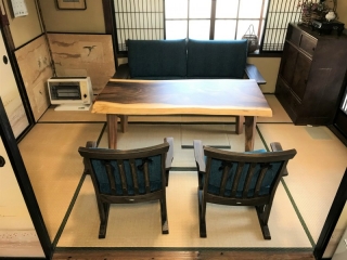 新発田市のA様邸へ152幅一枚板モンキーポット材ダイニングテーブル・3人掛けソファ・リビングダイニング兼用チェアをお届けしました！