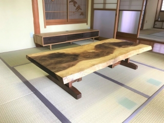 新潟市のO様邸へ166幅モンキーポット材一枚板フロアテーブル・180幅テレビボードをお届けしました！