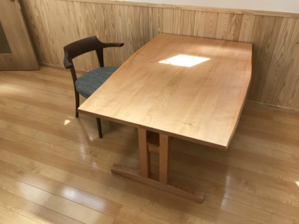 村上市のK様邸へ140幅山桜材ダイニングテーブル・BW材アームチェアをお届けしました！