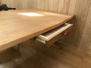 村上市のK様邸へ140幅山桜材ダイニングテーブル・BW材アームチェアをお届けしました！