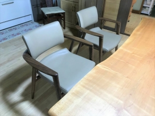 胎内市のS様邸へ180幅山桜材ダイニングテーブル、腰にやさしい椅子をお届けしました！