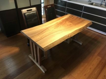 新潟市のN様邸へ151幅一枚板楠材ダイニングテーブルをお届けしました！