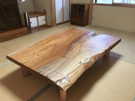 新潟市のO様邸へ147幅一枚板欅材フロアテーブル・85幅総欅和茶棚・52幅栓材無垢和茶棚をお届けしました！