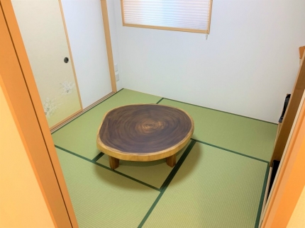 長岡市のN様邸へ103～109丸一枚板モンキーポット材フロアテーブル・160幅カウンターテーブル・スタッキングスツールをお届けしました！