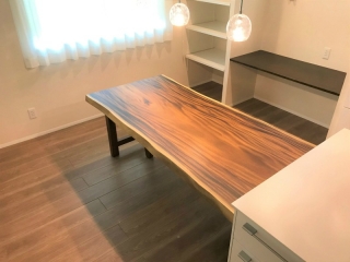 新潟市のS様邸へ182幅一枚板モンキーポット材ダイニングテーブルをお届けしました！