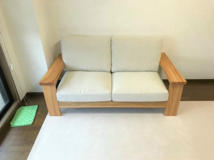 新潟市のS様邸へ楠材2.5人掛けソファ、オーダーカーペットをお届けしました！