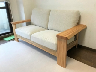 新潟市のS様邸へ楠材2.5人掛けソファ、オーダーカーペットをお届けしました！