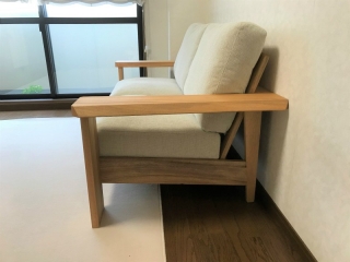 新潟市のS様邸へ楠材2.5人掛けソファ、オーダーカーペットをお届けしました！
