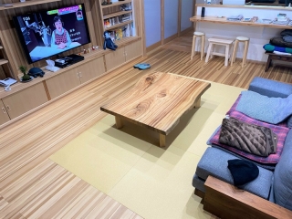 村上市のＳ様邸へ121幅一枚板楠材フロアテーブルをお届けしました！