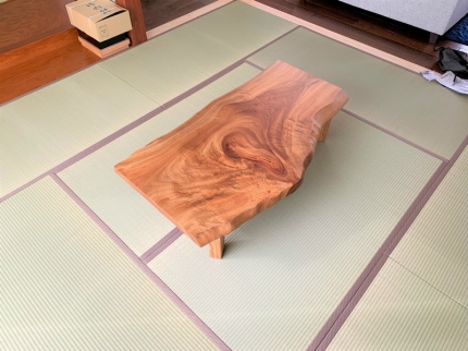 新潟市のY様邸へ138幅一枚板楠材フロアテーブルをお届けしました！