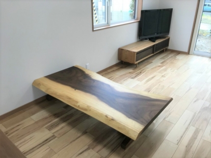 167幅一枚板モンキーポット材フロアテーブル、180幅テレビボードをお届けしました！