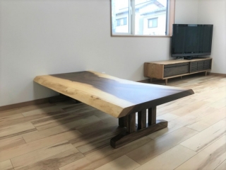 167幅一枚板モンキーポット材フロアテーブル、180幅テレビボードをお届けしました！