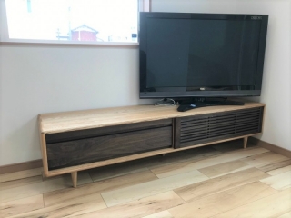 167幅一枚板モンキーポット材フロアテーブル、180幅テレビボードをお届けしました！