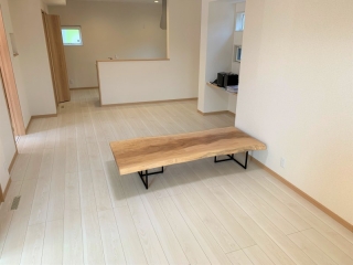 村上市のO様邸へ181幅一枚板栃材フロアテーブルをお届けしました！