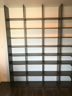 新潟市のK様邸へ特注壁面L型書棚をお届けしました！