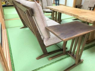 新潟市のH様邸へ179幅一枚板楠材テーブル、LDチェア、LDベンチをお届けしました！