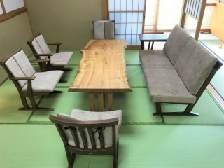 新潟市のH様邸へ179幅一枚板楠材テーブル、LDチェア、LDベンチをお届けしました！