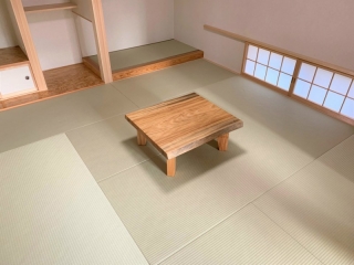 新潟市のA様邸へ167幅一枚板モンキーポット材フロアテーブル、81幅一枚板楠材フロアテーブルをお届けしました！