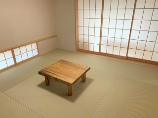 新潟市のA様邸へ167幅一枚板モンキーポット材フロアテーブル、81幅一枚板楠材フロアテーブルをお届けしました！