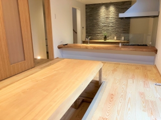 新潟市のI様邸へ212幅一枚板栃材ダイニングテーブル、ラウンジチェアをお届けしました！