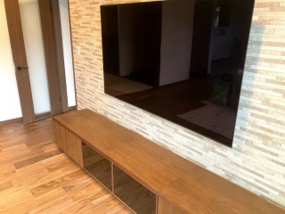 新潟市のF様邸へ310幅ウォールナット材特注TVボードをお届けしました！