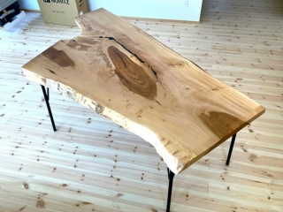 阿賀野市のK様邸へ191幅一枚板栃材変形ダイニングテーブルをお届けしました！