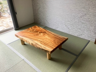 阿賀野市のS様邸へ170幅一枚板栃材フロアテーブル、124幅一枚板楠材フロアテーブル、165幅ウォールナット材ＴＶボード、ＬＤチェアをお届けしました！