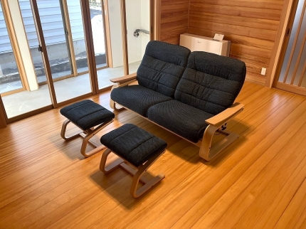新発田市のS様邸へ2.5人掛けリクライナー・兼用スツールをお届けしました！