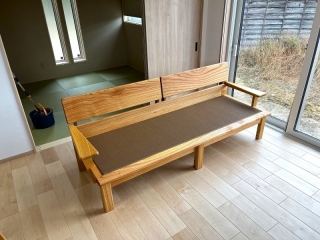 新発田市のM様邸へ181幅一枚板モンキーポット材ダイニングテーブルセット、あぐらソファなどをお届けしました！