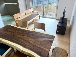 新発田市のM様邸へ181幅一枚板モンキーポット材ダイニングテーブルセット、あぐらソファなどをお届けしました！