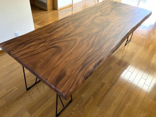 柏崎市のO様邸へ241幅一枚板モンキーポット材ダイニングテーブルをお届けしました！