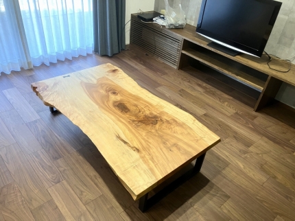 新潟市のT様邸へ152幅一枚板栃材フロアテーブルをお届けしました！