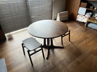 新発田市のT様邸へ105丸ウォールナット材ダイニングテーブル、スタッキングスツールをお届けしました！