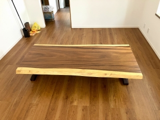新潟市のT様邸へ196幅一枚板モンキーポット材フロアテーブルをお届けしました！