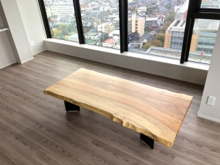 新潟市のW様邸へ180幅一枚板栃材フロアテーブルをお届けしました！