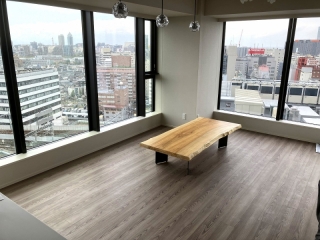 新潟市のW様邸へ180幅一枚板栃材フロアテーブルをお届けしました！