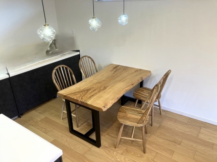 新潟市のW様邸へ152幅一枚板タモ材ダイニングテーブルをお届けしました！