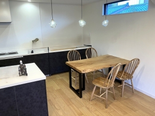 新潟市のW様邸へ152幅一枚板タモ材ダイニングテーブルをお届けしました！