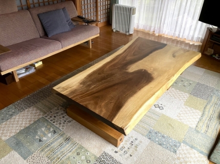 新発田市のU様邸へ181幅一枚板モンキーポット材フロアテーブルをお届けしました！