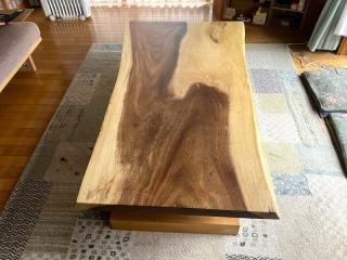 新発田市のU様邸へ181幅一枚板モンキーポット材フロアテーブルをお届けしました！